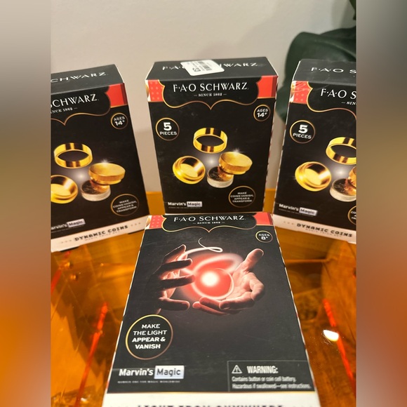 FAO Schwarz Magic Bundle 4-Piece Set • Dynamic Coins & Light From Anywhere • NIB - Picture 2 of 8